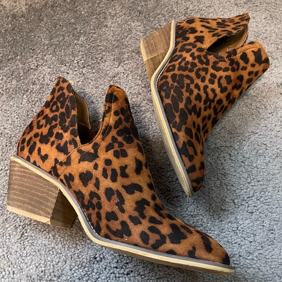 Nature Breeze Leopard Print Leather Block Heel V Cut Western Ankle Booties Sz 9 - Picture 3 of 8